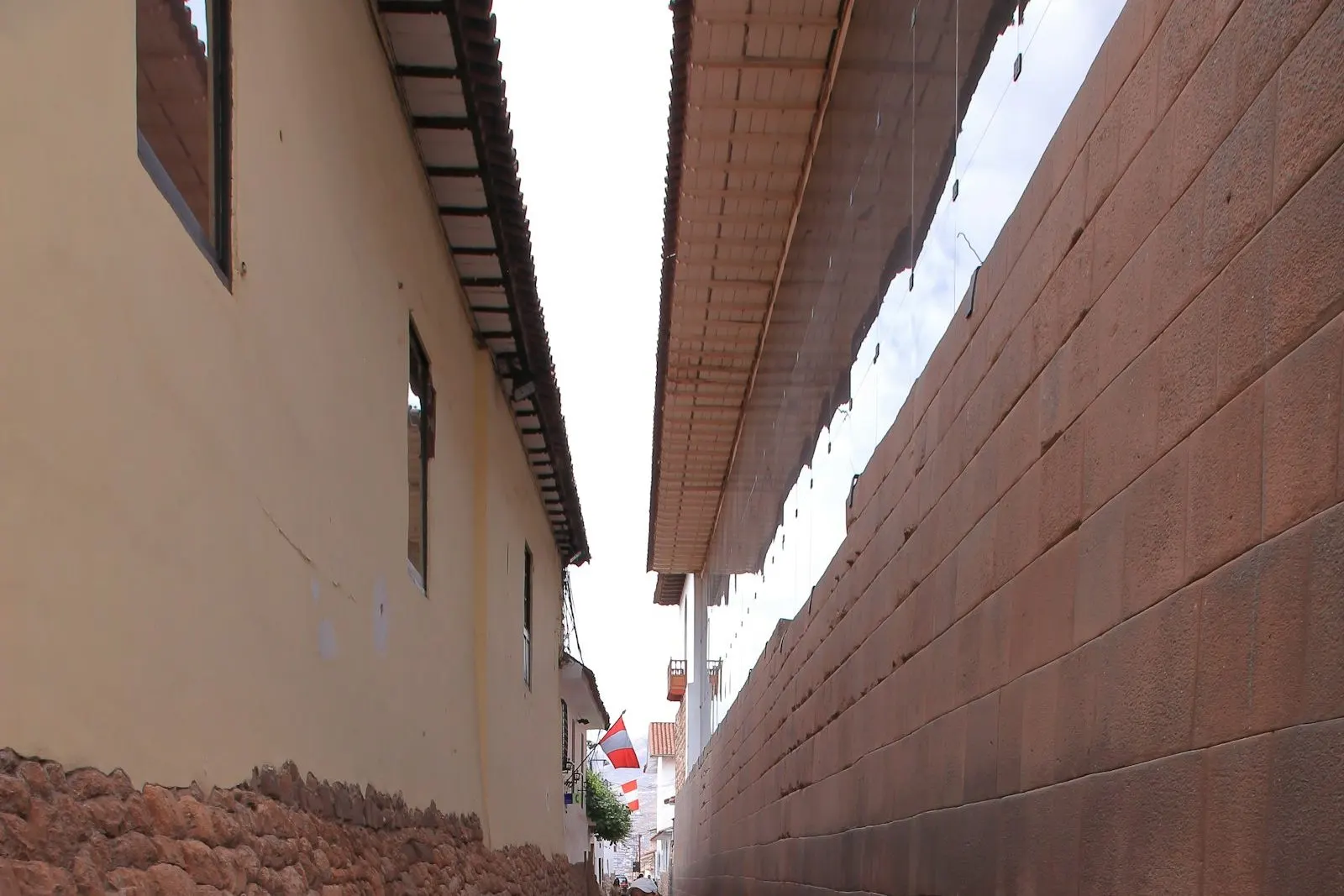 Muro de piedra inca en una calle de Cusco