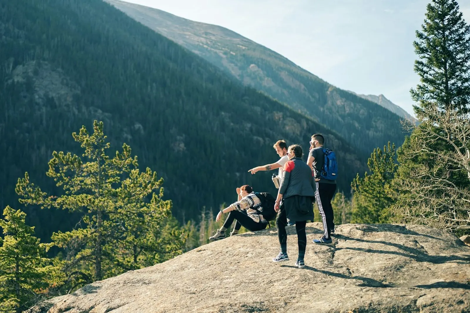 Grupo de personas en un mirador de montaña