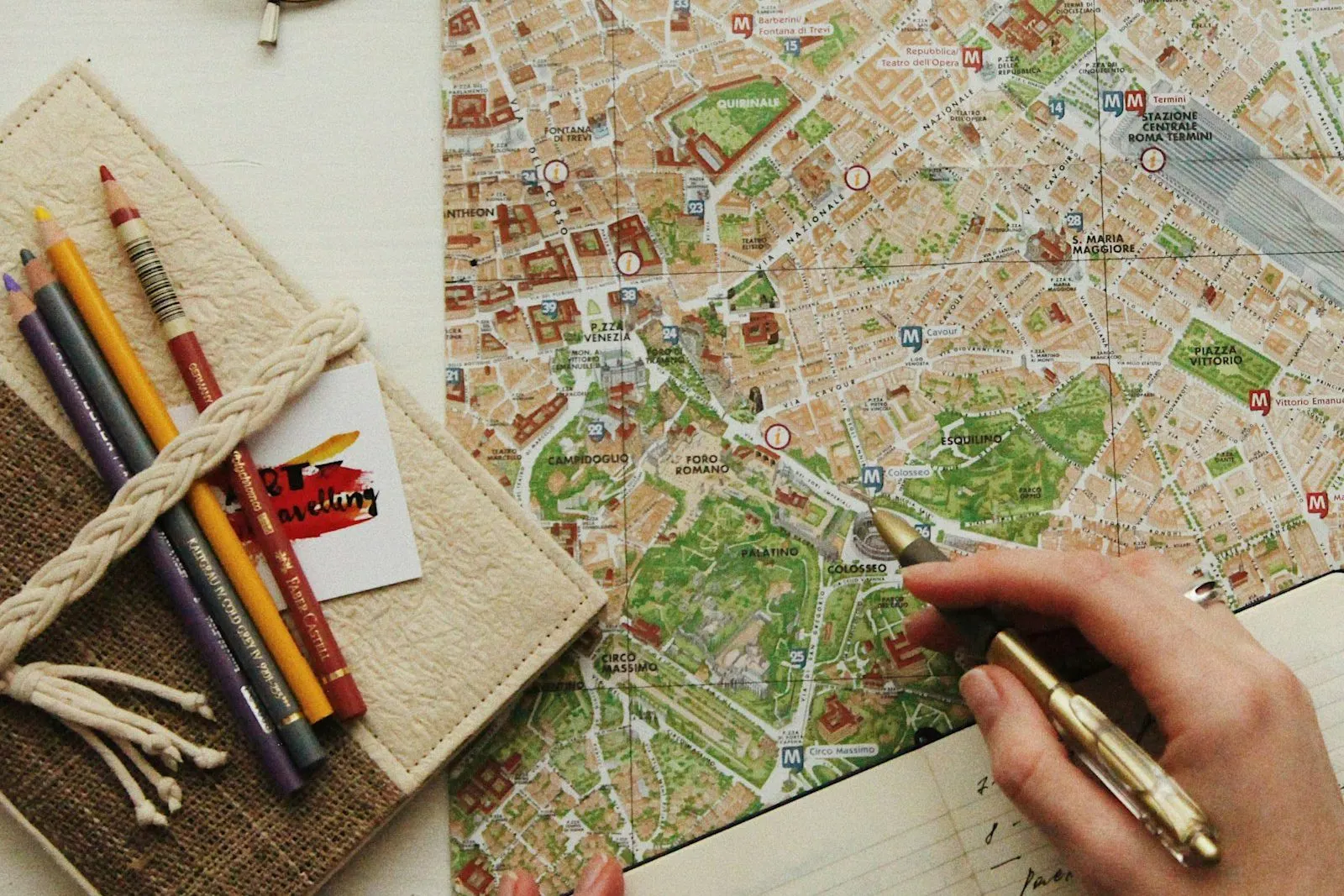 Mapa y libreta de viaje sobre una mesa