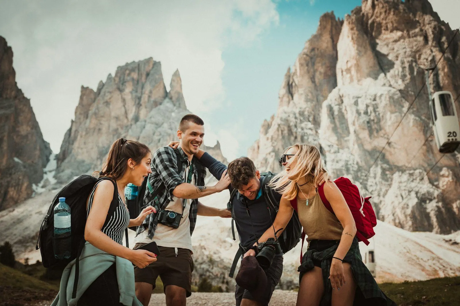 Grupo de viajeros con mochilas en la montaña