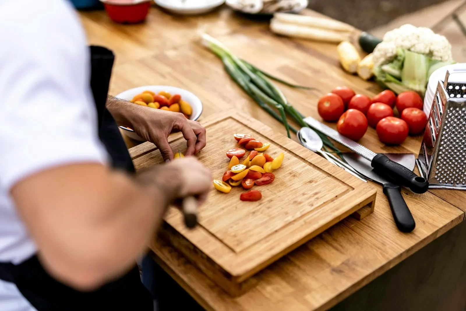 Preparación de verduras en una clase de cocina