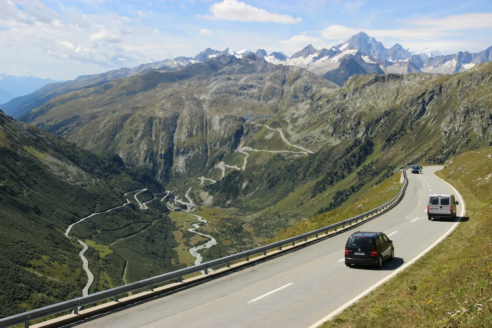 Vehículos en una carretera de montaña